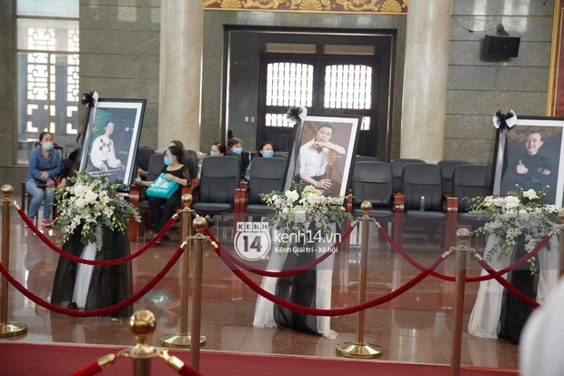 He touched the only painting at NS Chi Tai's funeral completed by the top 3 Vietnams Got Talent in 4 minutes - Photo 2.