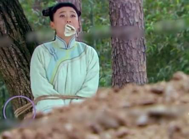 6 màn bắt cóc giả trân ở phim Trung: Cúc Tịnh Y ngậm bông trang điểm chưa hú hồn bằng khẩu trang của Dương Mịch - Ảnh 7.