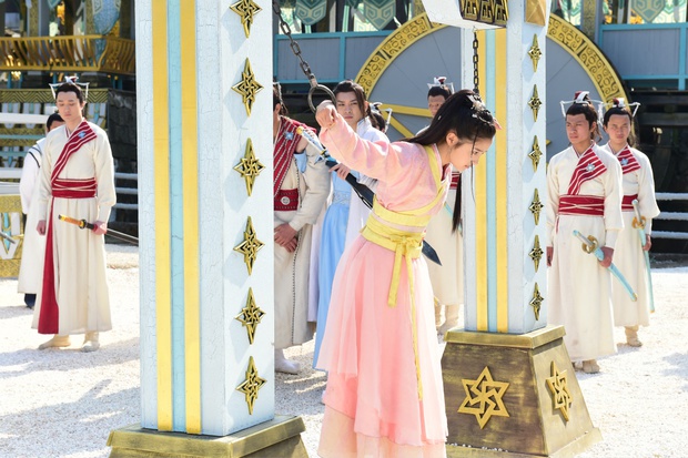 6 màn bắt cóc giả trân ở phim Trung: Cúc Tịnh Y ngậm bông trang điểm chưa hú hồn bằng khẩu trang của Dương Mịch - Ảnh 8.