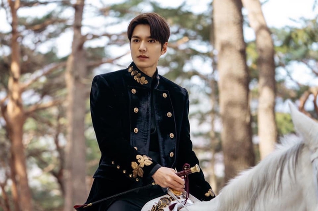 Chân lí phim Hàn: Lee Jong Suk muôn đời làm thánh hôn, Lee Min Ho mãi là cậu ấm giới siêu giàu á! - Ảnh 5. Chân lí phim Hàn: Lee Jong Suk muôn đời làm thánh hôn, Lee Min Ho mãi là cậu ấm giới siêu giàu á! - Ảnh 5.