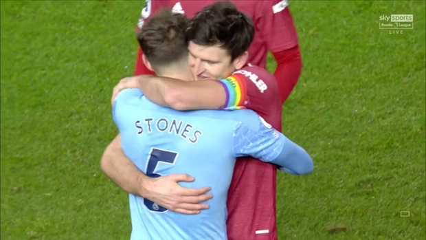 Huyền thoại MU tức giận và nóng mắt với màn ôm nhau thắm thiết sau trận derby Manchester - Ảnh 1.