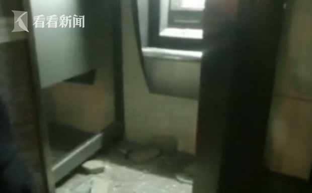 Gã đàn ông dùng dao phá vỡ trụ ATM bất chấp đêm khuya lạnh buốt, khi bị bắt mới nói rõ nguyên nhân khiến ai cũng ngã ngửa - Ảnh 1.