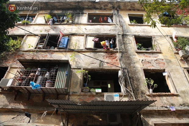 Ảnh: Cận cảnh khu tập thể ổ chuột, xập xệ chờ sập giữa lòng Hà Nội - Ảnh 2.