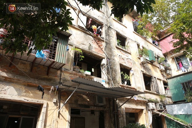 Ảnh: Cận cảnh khu tập thể ổ chuột, xập xệ chờ sập giữa lòng Hà Nội - Ảnh 12.