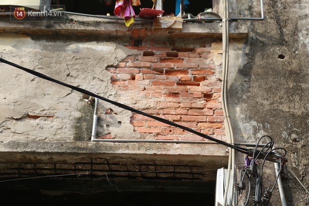 Ảnh: Cận cảnh khu tập thể ổ chuột, xập xệ chờ sập giữa lòng Hà Nội - Ảnh 3.