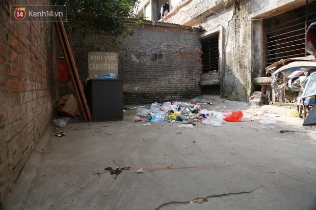 Ảnh: Cận cảnh khu tập thể ổ chuột, xập xệ chờ sập giữa lòng Hà Nội - Ảnh 11.