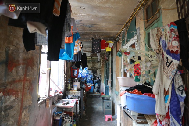 Ảnh: Cận cảnh khu tập thể ổ chuột, xập xệ chờ sập giữa lòng Hà Nội - Ảnh 8.