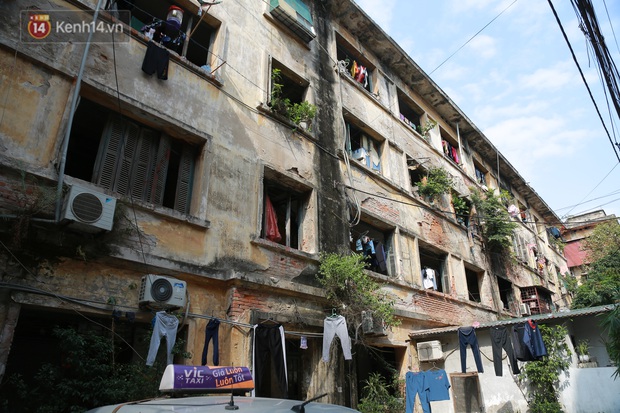Ảnh: Cận cảnh khu tập thể ổ chuột, xập xệ chờ sập giữa lòng Hà Nội - Ảnh 1.