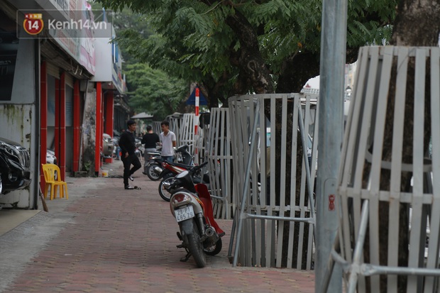 Những cây sưa đỏ mang giáp sắt, lắp camera theo dõi đã chết khô: Người Hà Nội xót xa, lo lắng - Ảnh 1. Những cây sưa đỏ mang giáp sắt, lắp camera theo dõi đã chết khô: Người Hà Nội xót xa, lo lắng - Ảnh 1.