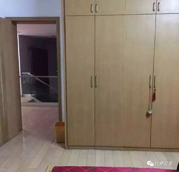 Nhà vệ sinh với thiết kế muốn xỉu ngang: siêu hẹp đã đành, muốn vào còn phải đi qua nấc thang lên thiên đường - Ảnh 2.