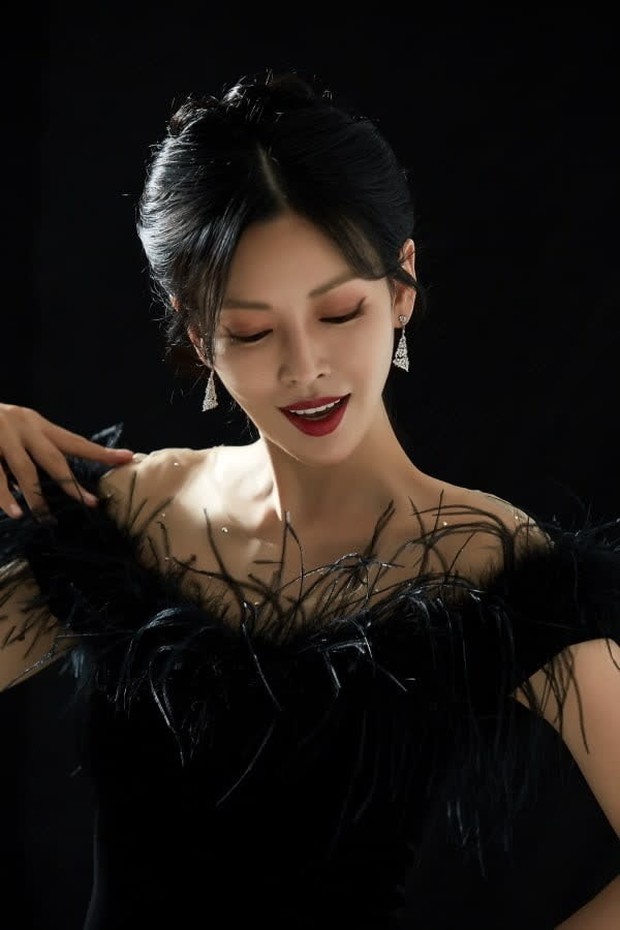 Tính cách dàn cast Penthouse ngoài đời thực: Lee Ji Ah sang chảnh ngút ngàn, trùm ác ma lại là “chúa hề” luôn! - Ảnh 7.