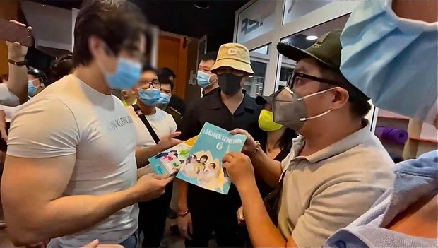 Cao tay như quản lý cố NS Chí Tài: Không chỉ đến xử lý nhẹ nhàng mà còn tặng nam gymer... sách Đạo đức, Giáo dục công dân - Ảnh 2.