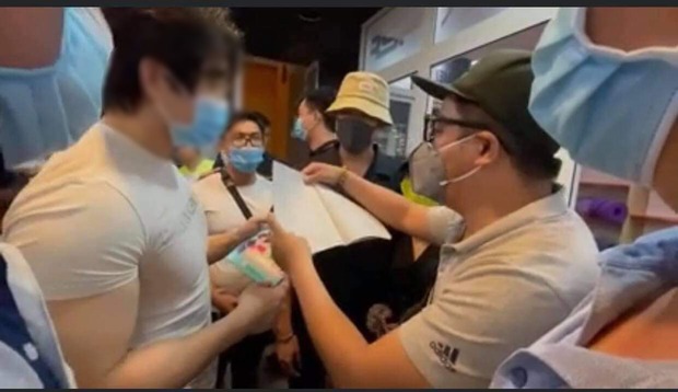 Cao tay như quản lý cố NS Chí Tài: Không chỉ đến xử lý nhẹ nhàng mà còn tặng nam gymer... sách Đạo đức, Giáo dục công dân - Ảnh 3.