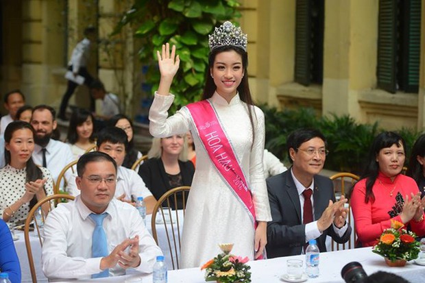 Đào lại khoảnh khắc về thăm trường sau đăng quang của HHVN: Thu Thảo, Kỳ Duyên được khen ngợi vì hành động tinh tế, Đỗ Hà gây tranh cãi - Ảnh 13.