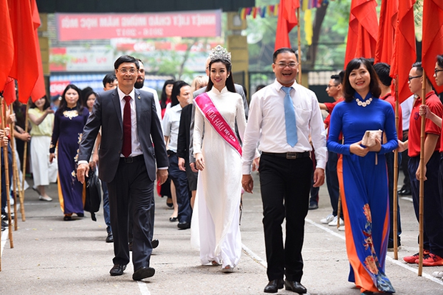 Đào lại khoảnh khắc về thăm trường sau đăng quang của HHVN: Thu Thảo, Kỳ Duyên được khen ngợi vì hành động tinh tế, Đỗ Hà gây tranh cãi - Ảnh 14.