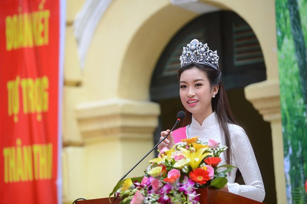 Đào lại khoảnh khắc về thăm trường sau đăng quang của HHVN: Thu Thảo, Kỳ Duyên được khen ngợi vì hành động tinh tế, Đỗ Hà gây tranh cãi - Ảnh 15.