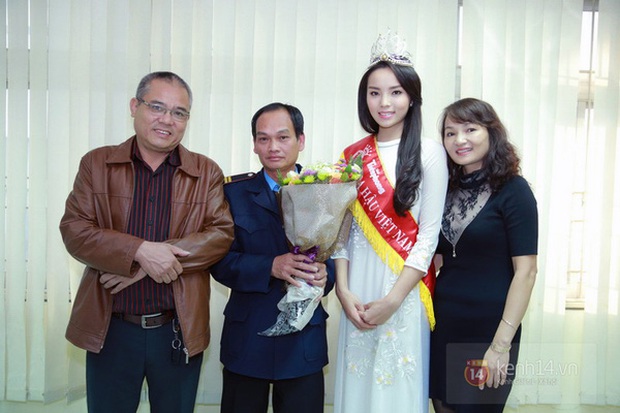 Đào lại khoảnh khắc về thăm trường sau đăng quang của HHVN: Thu Thảo, Kỳ Duyên được khen ngợi vì hành động tinh tế, Đỗ Hà gây tranh cãi - Ảnh 7.