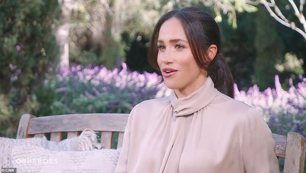 Meghan Markle tái xuất lần đầu tiên sau khi tiết lộ sảy thai đứa con thứ hai với Harry, gây chú ý vì ngoại hình mới khác lạ - Ảnh 1.