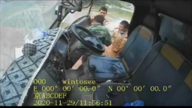  Điều chuyển ra khỏi lực lượng Cảnh sát giao thông với 3 chiến sĩ đấm túi bụi tài xế vi phạm ở Bắc Giang - Ảnh 2.