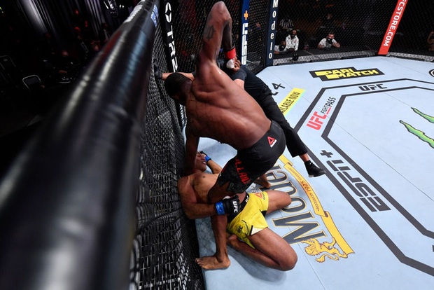 Tưởng chừng sắp toang, võ sĩ bỗng có pha phản đòn đẳng cấp đưa đối thủ chìm vào giấc ngủ - Ảnh 4.