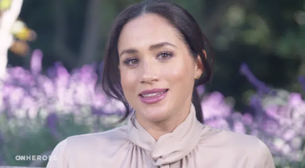 Meghan Markle tái xuất lần đầu tiên sau khi tiết lộ sảy thai đứa con thứ hai với Harry, gây chú ý vì ngoại hình mới khác lạ - Ảnh 3.