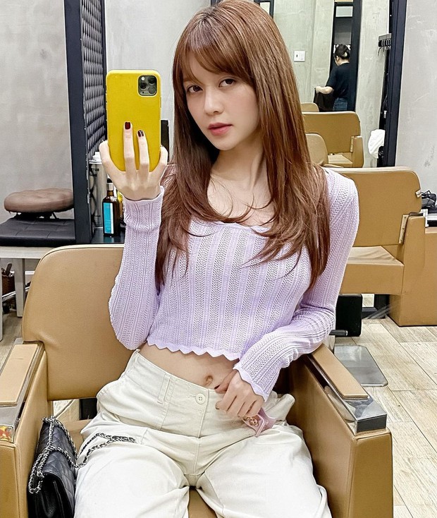 6 salon tóc sao Việt vừa check in: Xem để biết Hari Won uốn phồng ở đâu, Hòa Minzy nhuộm xanh ở tiệm nào - Ảnh 4.