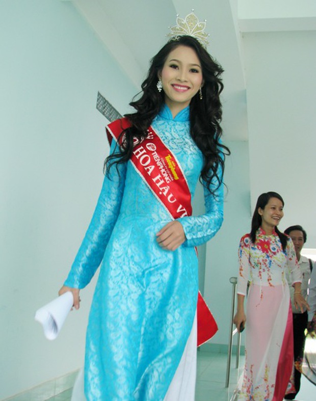 Đào lại khoảnh khắc về thăm trường sau đăng quang của HHVN: Thu Thảo, Kỳ Duyên được khen ngợi vì hành động tinh tế, Đỗ Hà gây tranh cãi - Ảnh 3.