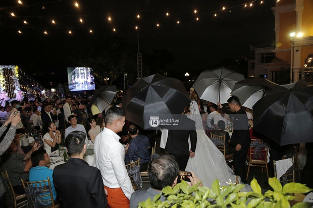 Cập nhật đám cưới Quý Bình và nữ doanh nhân: Cô dâu - chú rể và dàn nghệ sĩ quẩy tưng bừng, lời hẹn ước của cặp đôi gây xúc động  - Ảnh 5.