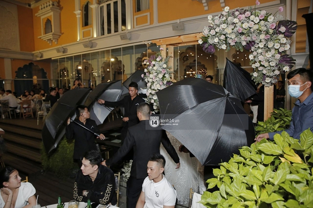 Cập nhật đám cưới Quý Bình và nữ doanh nhân: Cô dâu - chú rể và dàn nghệ sĩ quẩy tưng bừng, lời hẹn ước của cặp đôi gây xúc động  - Ảnh 6.