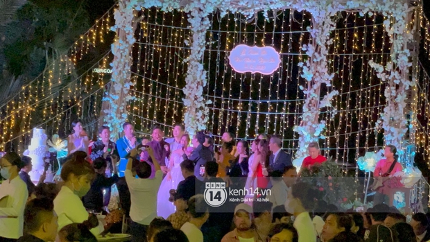 Cập nhật đám cưới Quý Bình và nữ doanh nhân: Cô dâu - chú rể và dàn nghệ sĩ quẩy tưng bừng, lời hẹn ước của cặp đôi gây xúc động  - Ảnh 3.