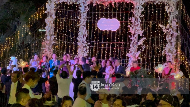 Cập nhật đám cưới Quý Bình và nữ doanh nhân: Cô dâu - chú rể và dàn nghệ sĩ quẩy tưng bừng, lời hẹn ước của cặp đôi gây xúc động  - Ảnh 2.