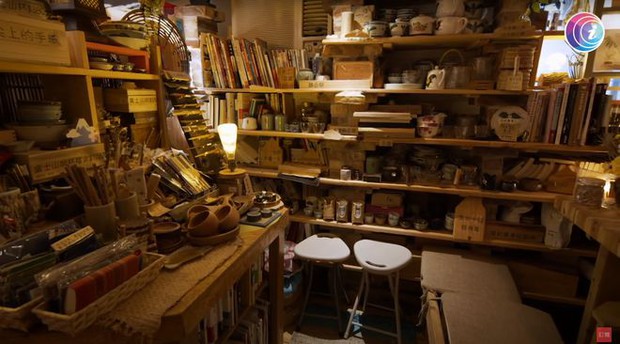 Bỏ phố về quê, cặp vợ chồng cải tạo chuồng lợn thành nơi an dưỡng tuổi già, mở cả hiệu sách để thoả mãn đam mê - Ảnh 11.