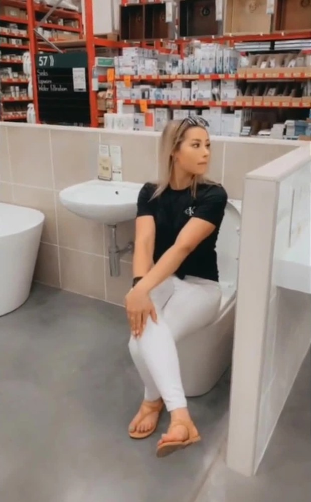 Quẹt Tinder mãi vẫn vô vọng, nàng FA lâu năm đến thẳng siêu thị hỏi “mua” bạn trai, câu trả lời của nhân viên bán hàng mới là “đỉnh của chóp” - Ảnh 2.