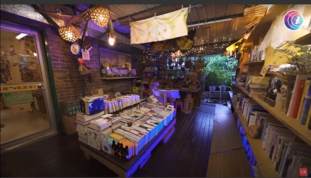 Bỏ phố về quê, cặp vợ chồng cải tạo chuồng lợn thành nơi an dưỡng tuổi già, mở cả hiệu sách để thoả mãn đam mê - Ảnh 10.