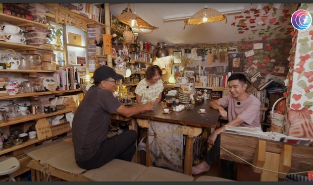 Bỏ phố về quê, cặp vợ chồng cải tạo chuồng lợn thành nơi an dưỡng tuổi già, mở cả hiệu sách để thoả mãn đam mê - Ảnh 7.