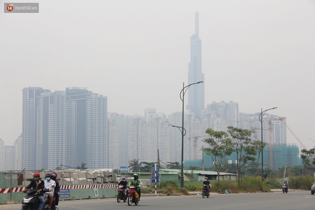 Chùm ảnh: TP.HCM mù mờ từ sáng đến trưa do ô nhiễm không khí, người dân cần che chắn kỹ khi ra đường - Ảnh 1.