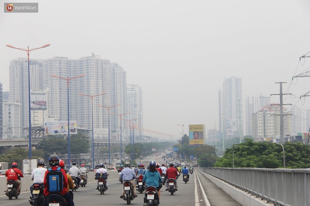 Chùm ảnh: TP.HCM mù mờ từ sáng đến trưa do ô nhiễm không khí, người dân cần che chắn kỹ khi ra đường - Ảnh 9.