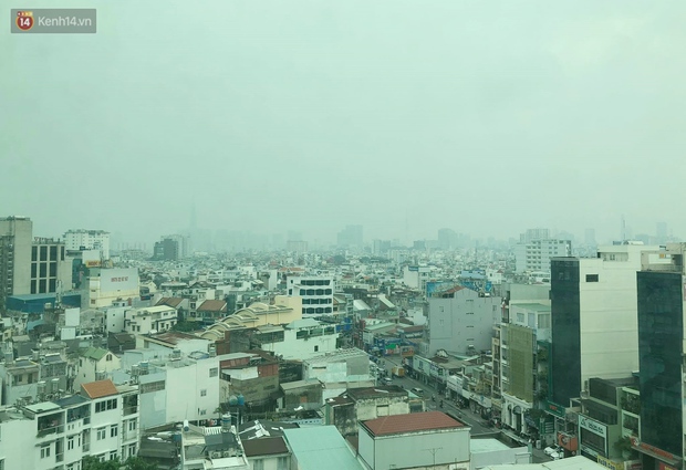 Chùm ảnh: TP.HCM mù mờ từ sáng đến trưa do ô nhiễm không khí, người dân cần che chắn kỹ khi ra đường - Ảnh 11.