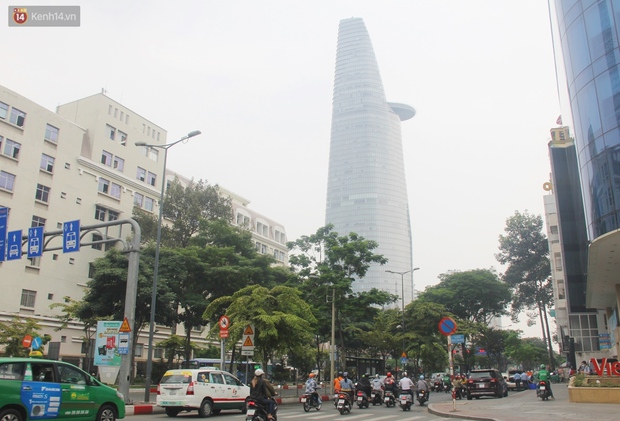 Chùm ảnh: TP.HCM mù mờ từ sáng đến trưa do ô nhiễm không khí, người dân cần che chắn kỹ khi ra đường - Ảnh 3.