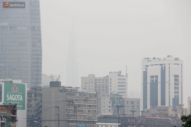Chùm ảnh: TP.HCM mù mờ từ sáng đến trưa do ô nhiễm không khí, người dân cần che chắn kỹ khi ra đường - Ảnh 5.