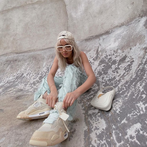 Instagram look của sao Việt tuần qua: Chi Pu khoe nội y lộ liễu, Huyền Baby mặc quần ngắn hiểm hóc - Ảnh 2.