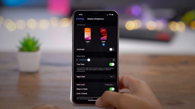 Dark Mode trên iOS thì cũng hay ho đấy, nhưng bạn đã biết cách để chuyển đổi tự động giữa 2 chế độ chưa? - Ảnh 1.