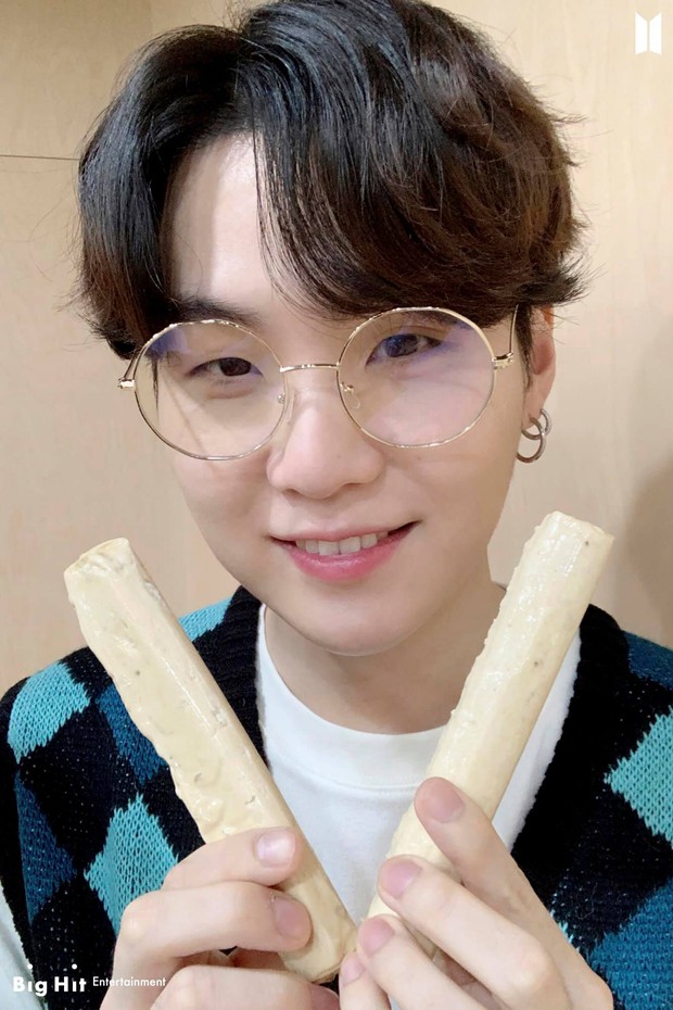 Album đầu tiên mà các thành viên BTS bỏ tiền ra mua: Jungkook mãi một tình yêu với IU, V và Jin cùng chung fandom nhóm nữ quốc dân - Ảnh 2.