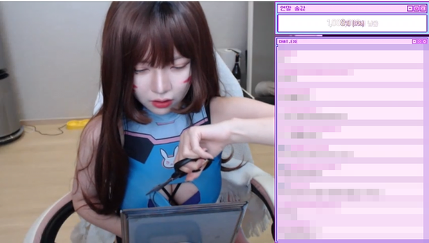 Nữ streamer vẽ trái tim lên ngực rồi tự cắt áo khoe vòng một lấp ló khiến hàng ngàn người xem không chớp mắt - Ảnh 5.