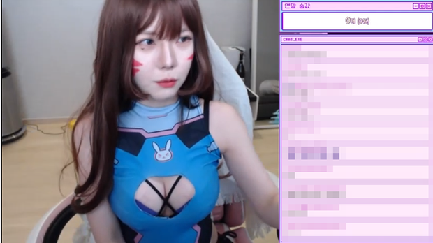 Nữ streamer vẽ trái tim lên ngực rồi tự cắt áo khoe vòng một lấp ló khiến hàng ngàn người xem không chớp mắt - Ảnh 6.