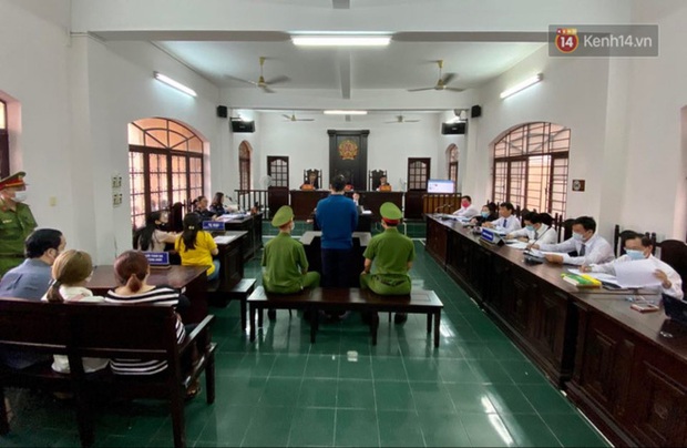 Mẹ tài xế lái Mercedes bật khóc, nói đã liên lạc và muốn bồi thường cho gia đình các bị hại nhưng đều bị từ chối - Ảnh 10.