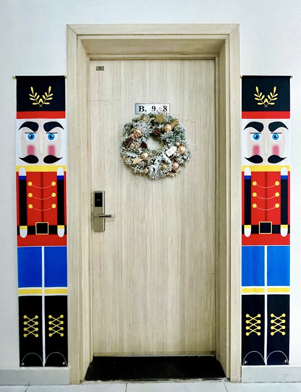 Cuồng Noel, cô vợ đặt hẳn đồ trang trí từ nước ngoài, nhìn xuống gốc cây thông mới choáng về độ chịu chơi - Ảnh 8.