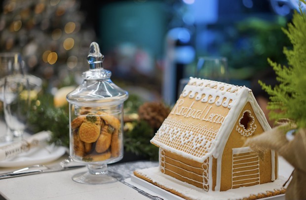 Cuồng Noel, cô vợ đặt hẳn đồ trang trí từ nước ngoài, nhìn xuống gốc cây thông mới choáng về độ chịu chơi - Ảnh 13.
