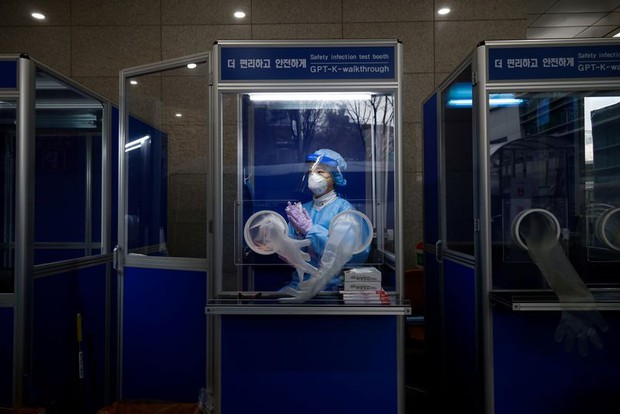 Thêm một hình mẫu chống dịch sụp đổ: Niềm tự hào của Hàn Quốc đang bị Covid-19 dồn vào chân tường - Ảnh 1.