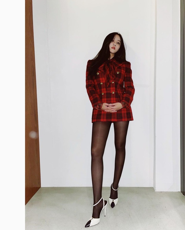 Đại sứ toàn cầu Saint Laurent đã gặp đối thủ: Rosé đụng hàng với Hyomin khiến dân tình cân não vì khó so kè quá - Ảnh 5. Đại sứ toàn cầu Saint Laurent đã gặp đối thủ: Rosé đụng hàng với Hyomin khiến dân tình cân não vì khó so kè quá - Ảnh 5.